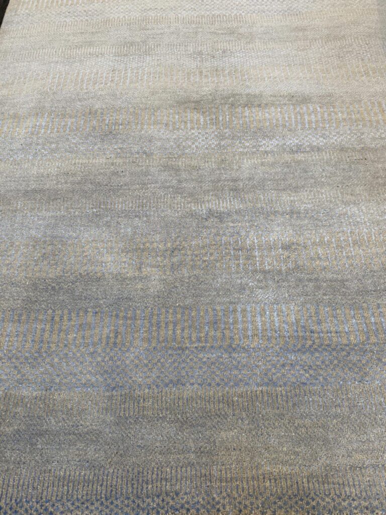 4' 00" x 6' 00" Wool And Viscose Rug - 35